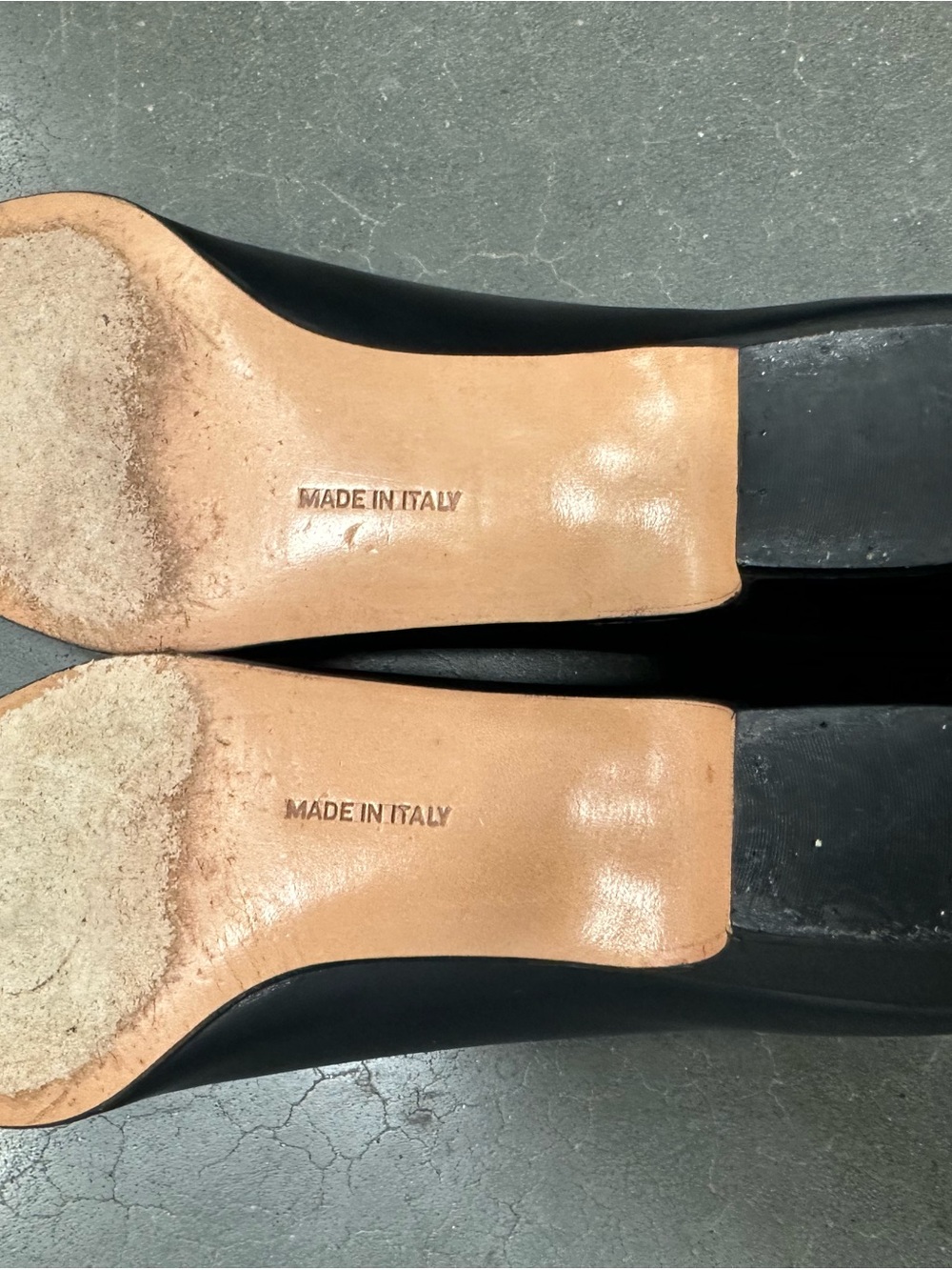 Salvatore Ferragamo Black Leather Vara Bow Flats with Gold Logo - Size 10 Narrow - Picture 5 of 6